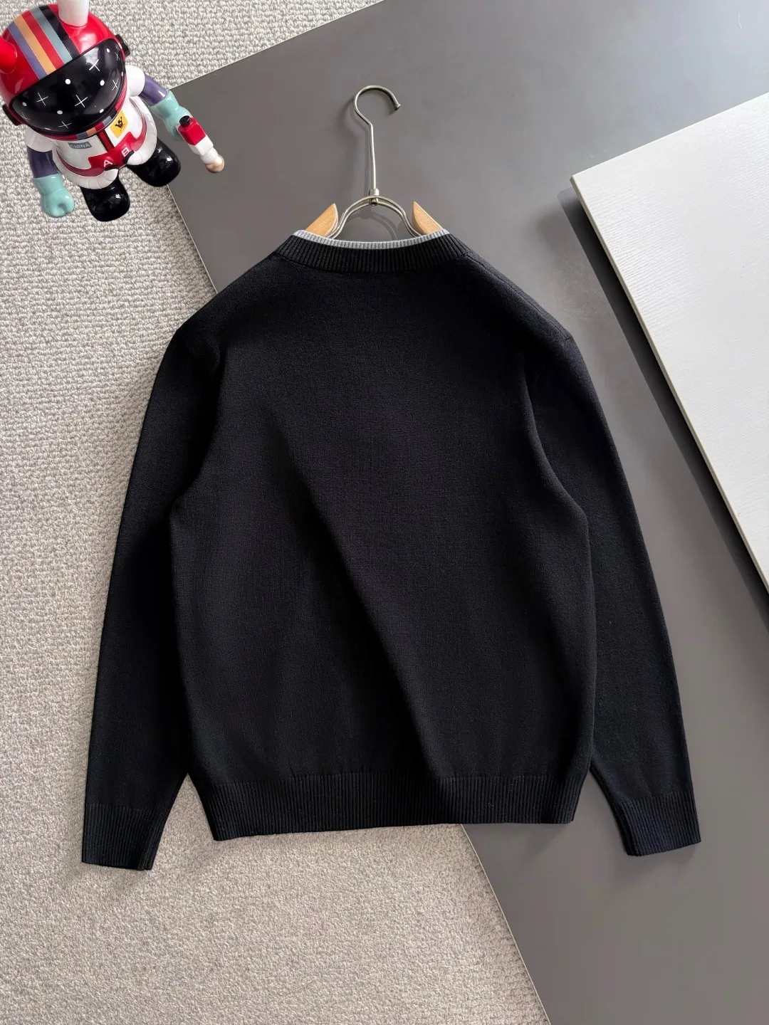 Next day shipping P195 Balenciaga high quality 2026 autumn and winter official website latest sweater, on sale at the same time at the counter Hot Sale! Specially made of wool blended fabric. It feels comfortable and can be directly in contact with the skin. The logo badge is exquisitely embroidered, which is extremely eye-catching! The details highlight the fashionable charm of big brands. Exquisite workmanship. Three-dimensional cutting style. The wearing effect is invincible and handsome! All three standards are complete! Sizes:M-3XL